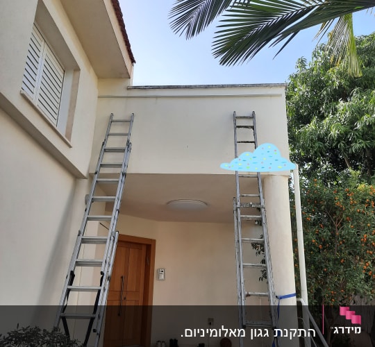 התקנת גגון מאלומיניום.